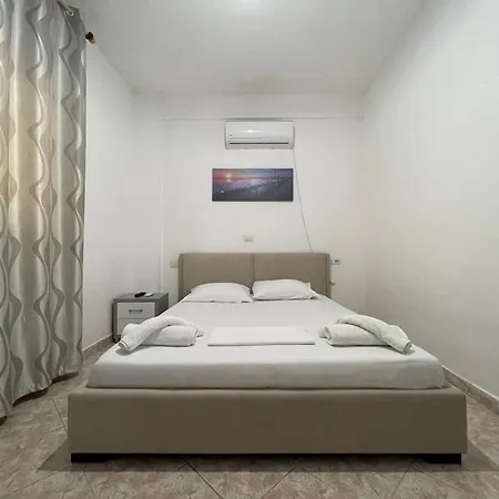 Yllis Rooms Himarë Exterior foto