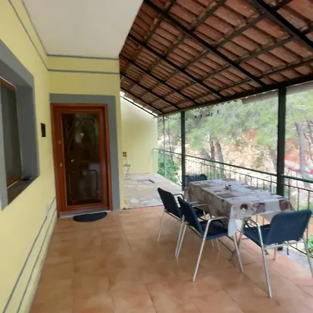 Yllis Rooms Himarë Exterior foto